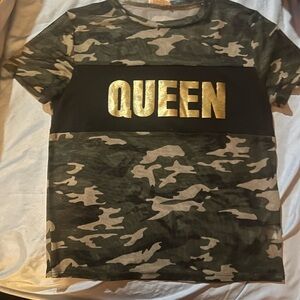 Camouflage T-Shirt with Gold 'QUEEN' Print Sz Large
